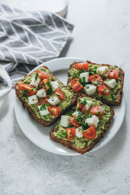 Bruschetta au guacamole et tomates