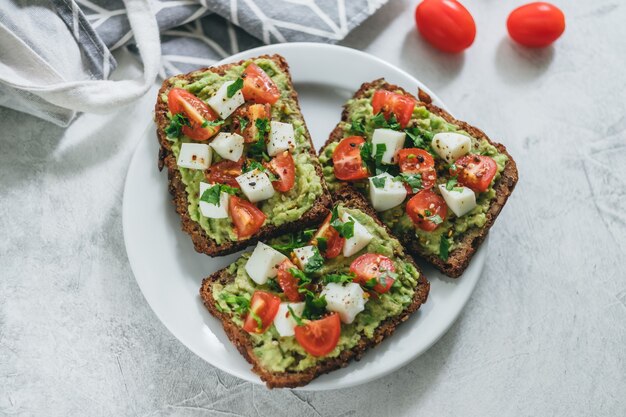 Bruschetta au guacamole et tomates