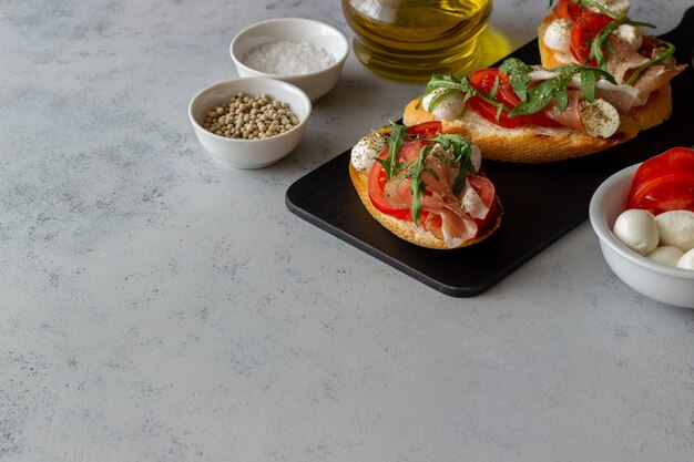 Bruschetta au jambon, mozzarella, tomates et roquette. Apéritif au vin. Goûter.