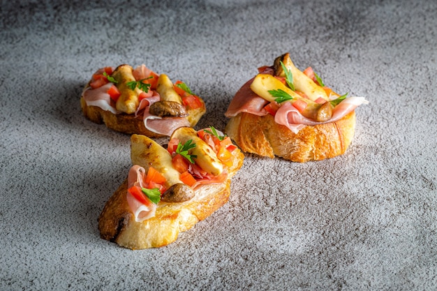 Bruschetta au jambon de prosciutto et tomates