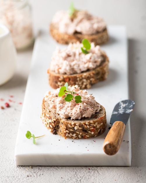 Photo bruschetta au pate de thon rillettes de poisson selective focus