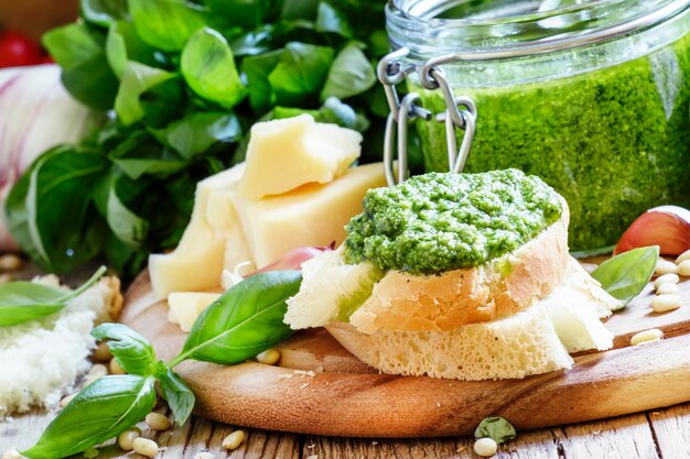 Bruschetta au pesto mise au point sélective