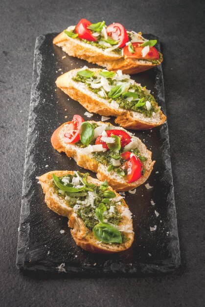 Bruschetta au pesto, parmesan, tomates et basilic sur plateau