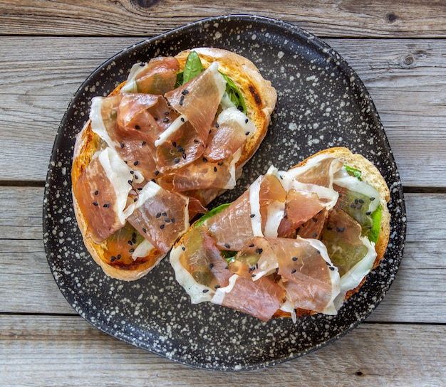 Photo bruschetta au prosciutto et au jambon serrano