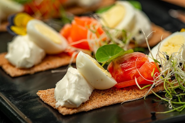 Bruschetta au saumon fumé, œuf à la coque et fromage à la crème Concept d'une alimentation saine