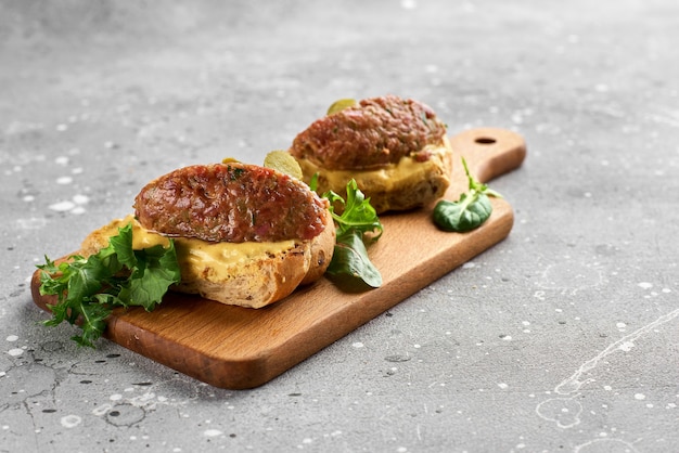 Bruschetta au tartare de boeuf sur une planche de bois