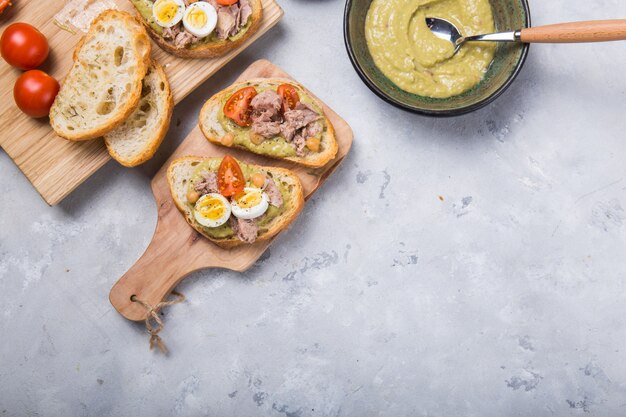 Bruschetta au tartinade de thon, tomate, œuf et avocat.