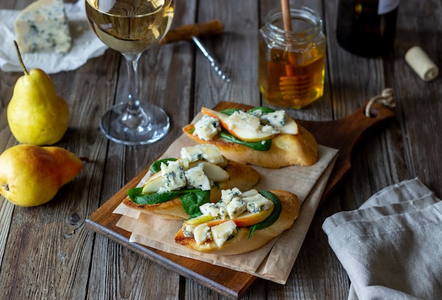 Bruschetta aux épinards, poire et fromage bleu. Du vin. La nourriture végétarienne. Alimentation équilibrée. Veganisme. Régime.