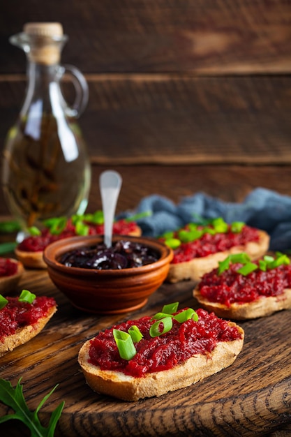 Bruschetta aux herbes de betterave râpées et oignon caramélisé