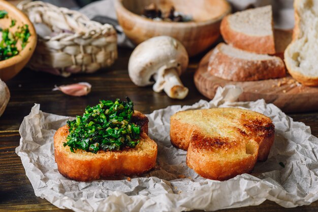 Bruschetta aux herbes italiennes et tranche rôtie