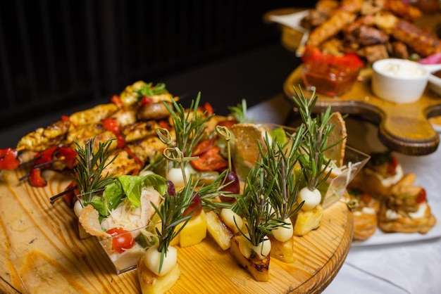 Bruschetta aux olives de courgettes poivrons grillés et plat végétarien au fromage mozzarella