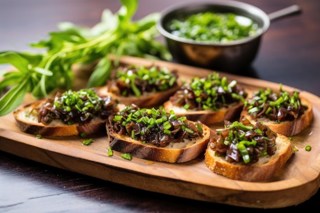 Bruschetta aux olives crues garnie de ciboulette hachée sur un plateau métallique