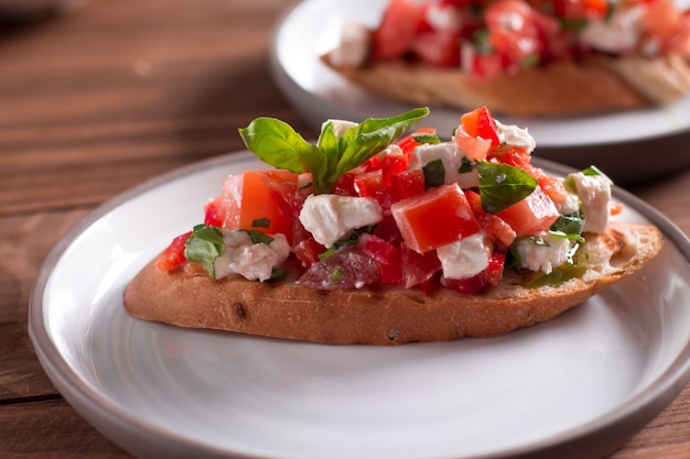 Bruschetta aux tomates, feta et basilic