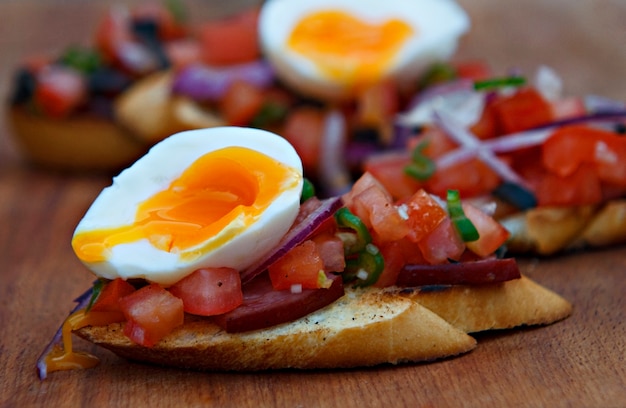 Bruschetta aux tomates, oeuf et bacon