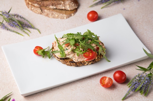 Bruschetta aux tomates et salade Caprese aux tomates basilic et mozzarella et saumon sauvage