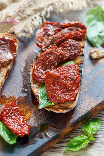 Bruschetta aux tomates séchées et feuilles de basilic