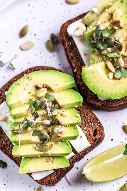 Bruschetta à l'avocat, fromage