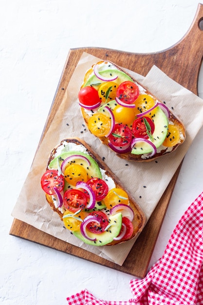 Bruschetta à l'avocat tomates oignons et fromage blanc Cuisine végétarienne Sandwich Cuisine italienne