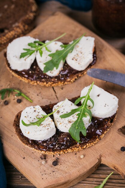 Bruschetta à la confiture de figues, fromage de chèvre et roquette