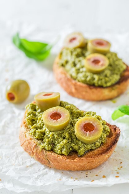 Bruschetta croustillante aux olives vertes pour un petit-déjeuner