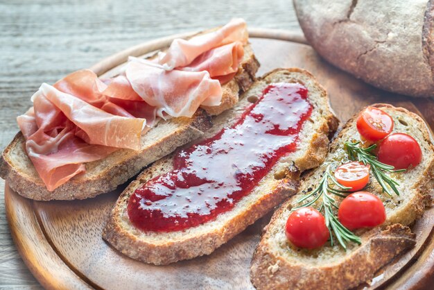 Bruschetta avec différentes garnitures