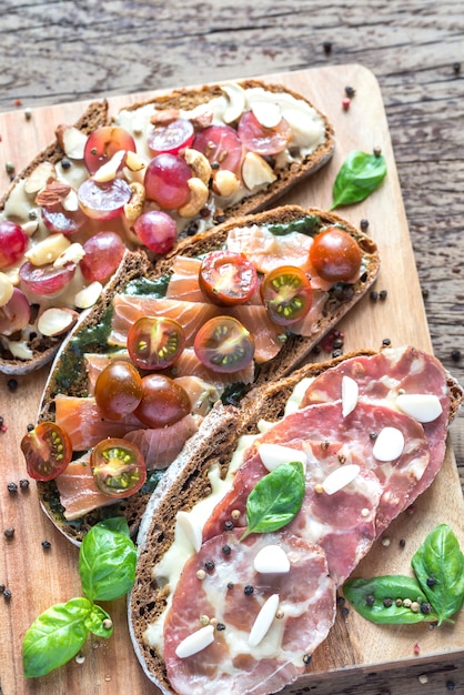 Bruschetta avec différentes garnitures