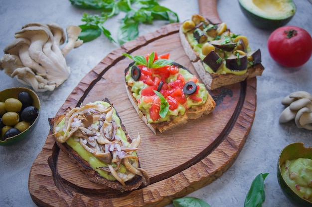 Bruschetta sur un dos sombre, bruschetta assortie, vue de dessus