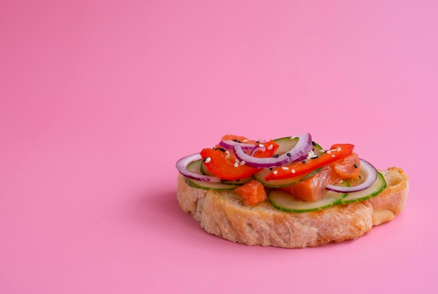 Bruschetta sur un espace de copie de fond rose