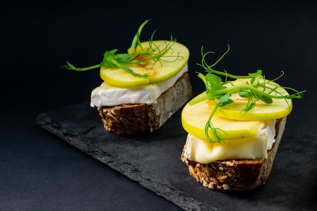 Bruschetta fraîche au fromage et aux micro-légumes