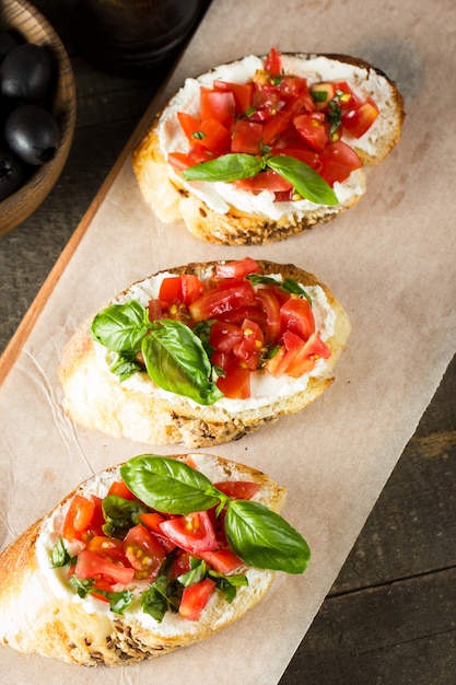 Bruschetta fraîche aux tomates et au fromage.