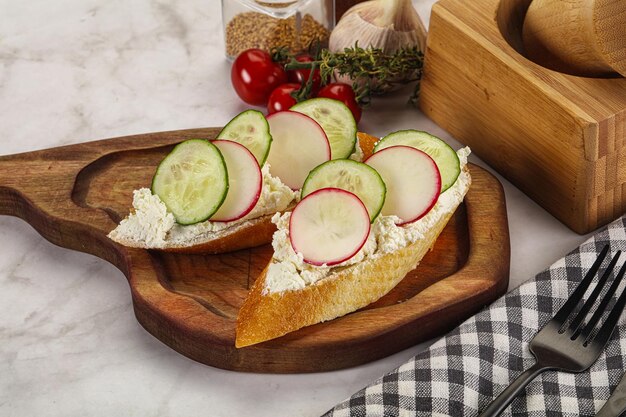 Photo bruschetta avec fromage à pâte molle et radis