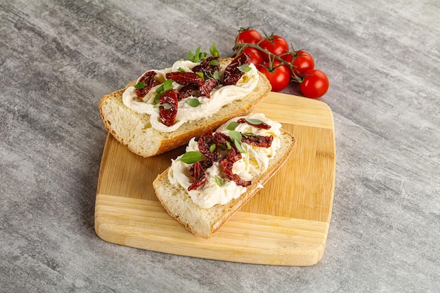 Photo bruschetta avec fromage strachatella et tomate sèche