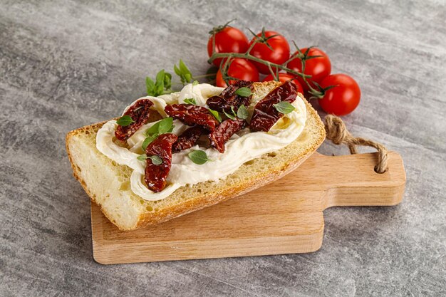 Photo bruschetta avec fromage strachatella et tomate sèche
