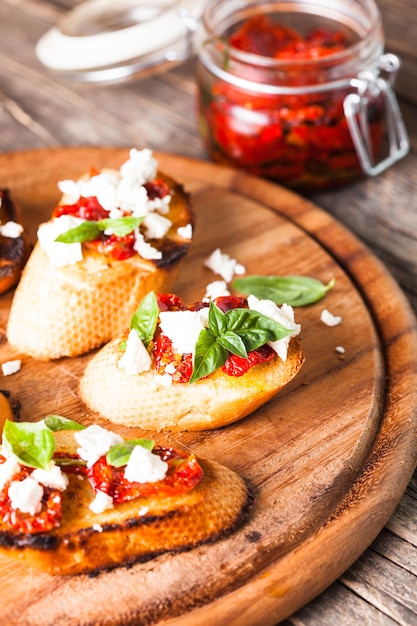 Bruschetta à l'huile d'olive, tomates séchées, feta et basilic frais