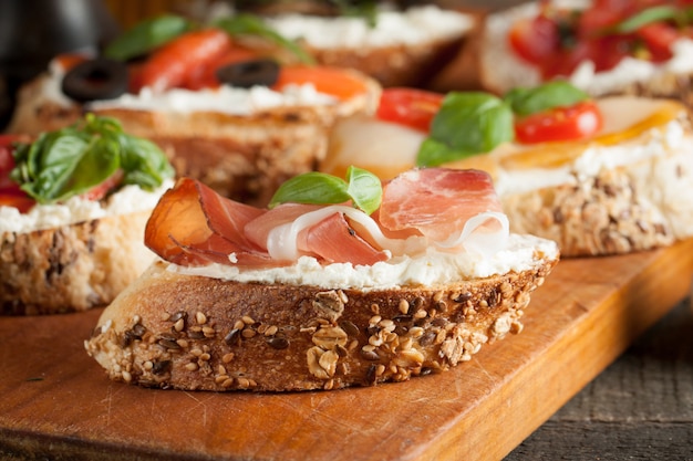 Bruschetta italienne au fromage et aux tomates