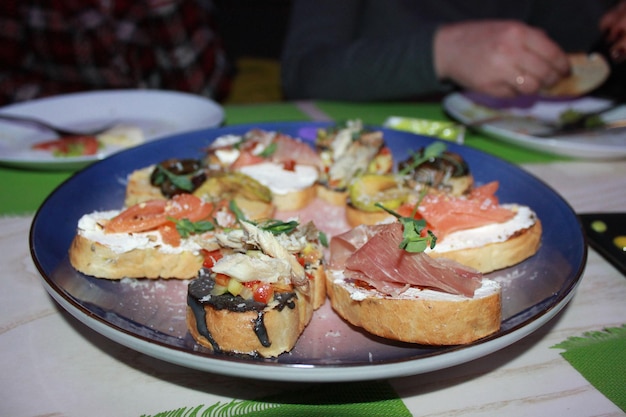 Bruschetta italienne aux œufs de saumon, fromage et champignons sur l'assiette