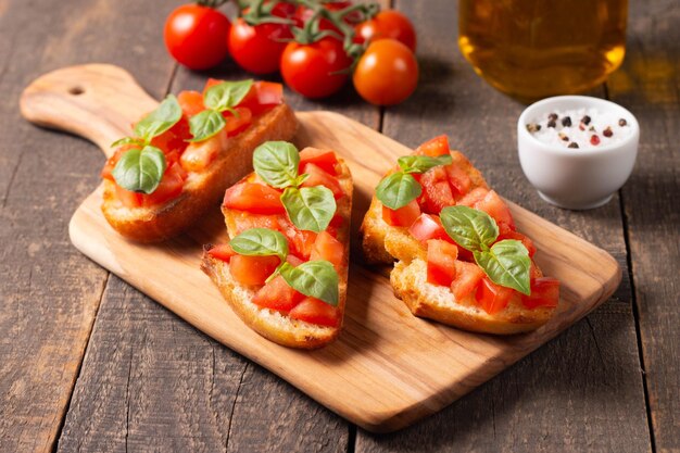 Photo bruschetta italienne aux tomates et au fromage antipasti de tapas avec légumes hachés, herbes et huile