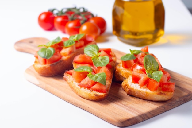 Bruschetta italienne aux tomates et au fromage