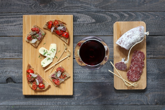 Bruschetta italienne à base de tranches de pain grillé avec tomates cerises