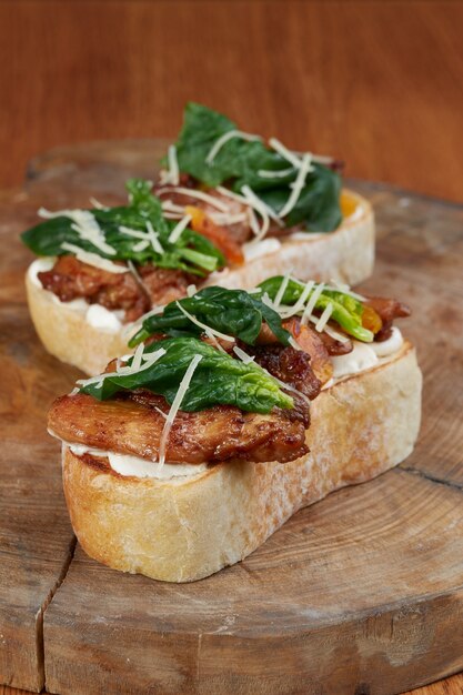 Bruschetta italienne sur une planche de bois