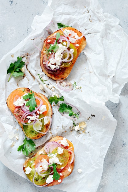 Bruschetta italienne à la ricotta fraîche et aux herbes