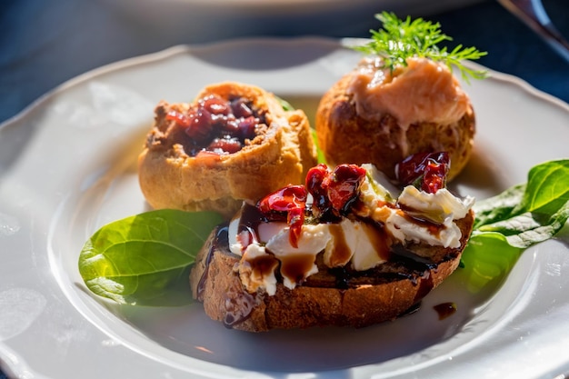 Bruschetta italienne de tomate avec les herbes hachées de légumes et l'huile