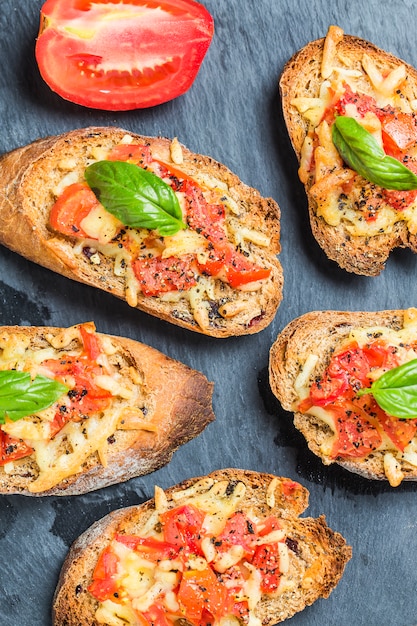 bruschetta italienne avec des tomates grillées, fromage mozzarella et