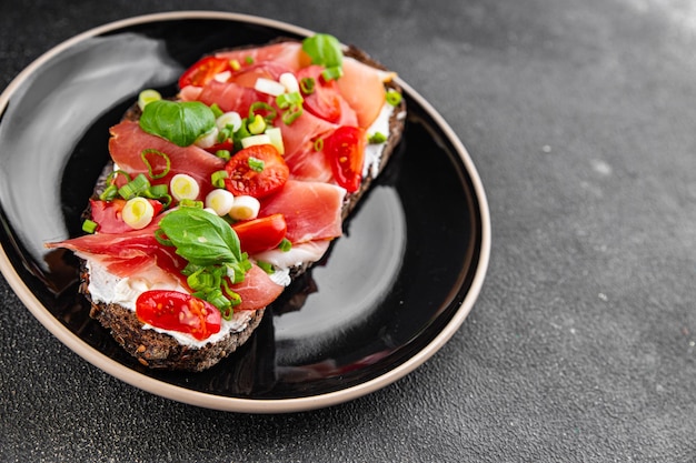 Bruschetta jambon tomates vertes plat frais délicieux nourriture gourmande arrière-plan sur la table nourriture rustique vue supérieure espace de copie