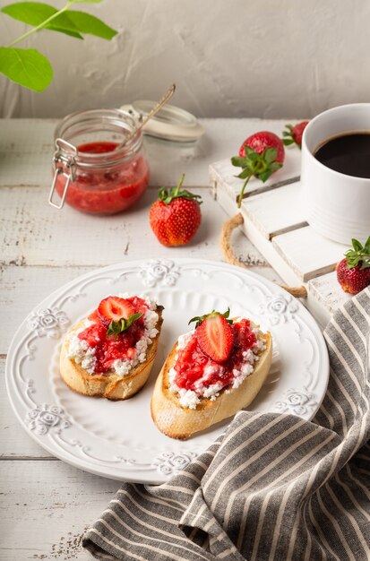 Bruschetta Maison Avec Du Fromage Cottage Et Des Fraises Sur Fond De Bois Blanc