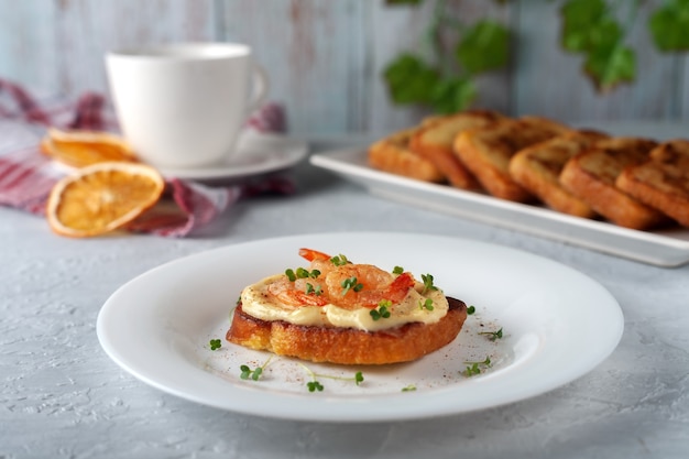 Photo bruschetta avec mayonnaise aux crevettes et micro-légumes verts