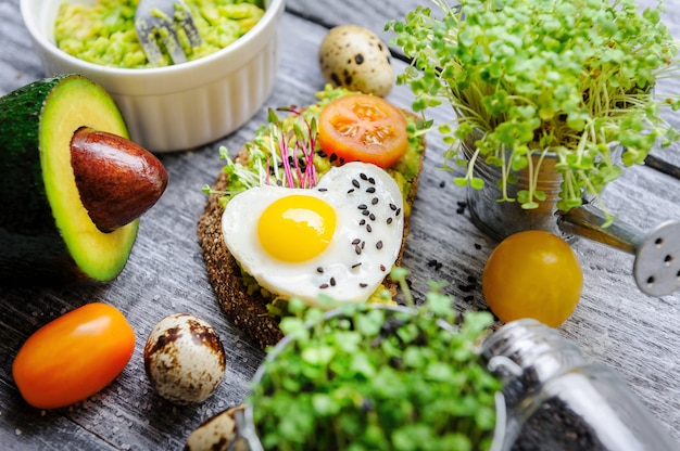 Bruschetta avec microgrin d'avocat, œufs de caille et fromage Adyghe et mozzarella