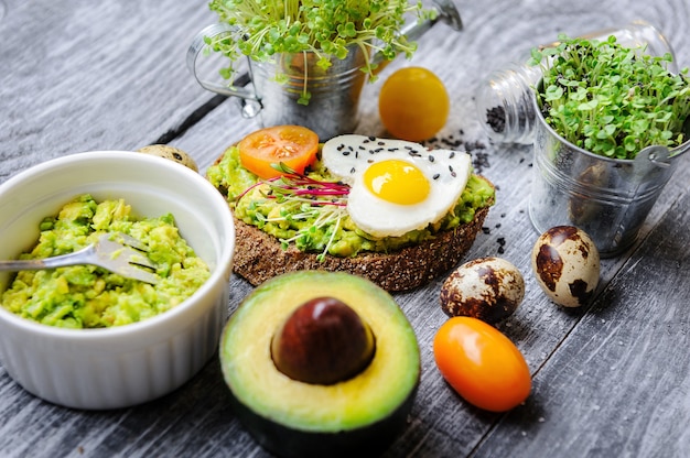 Bruschetta avec microgrin d'avocat, œufs de caille et fromage Adyghe et mozzarella