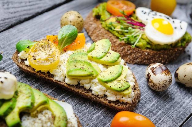 Bruschetta avec microgrin d'avocat, œufs de caille et fromage Adyghe et mozzarella