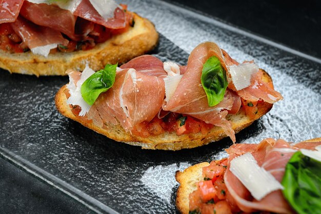 Bruschetta de pain blanc croustillant au saumon fumé et parmesan